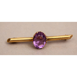 Gold brooch with amethyst