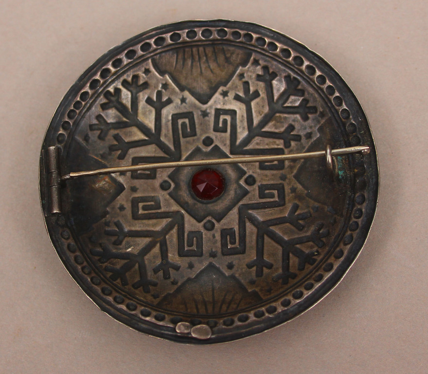 Серебряная брошь с красным камнем и латышскими символами