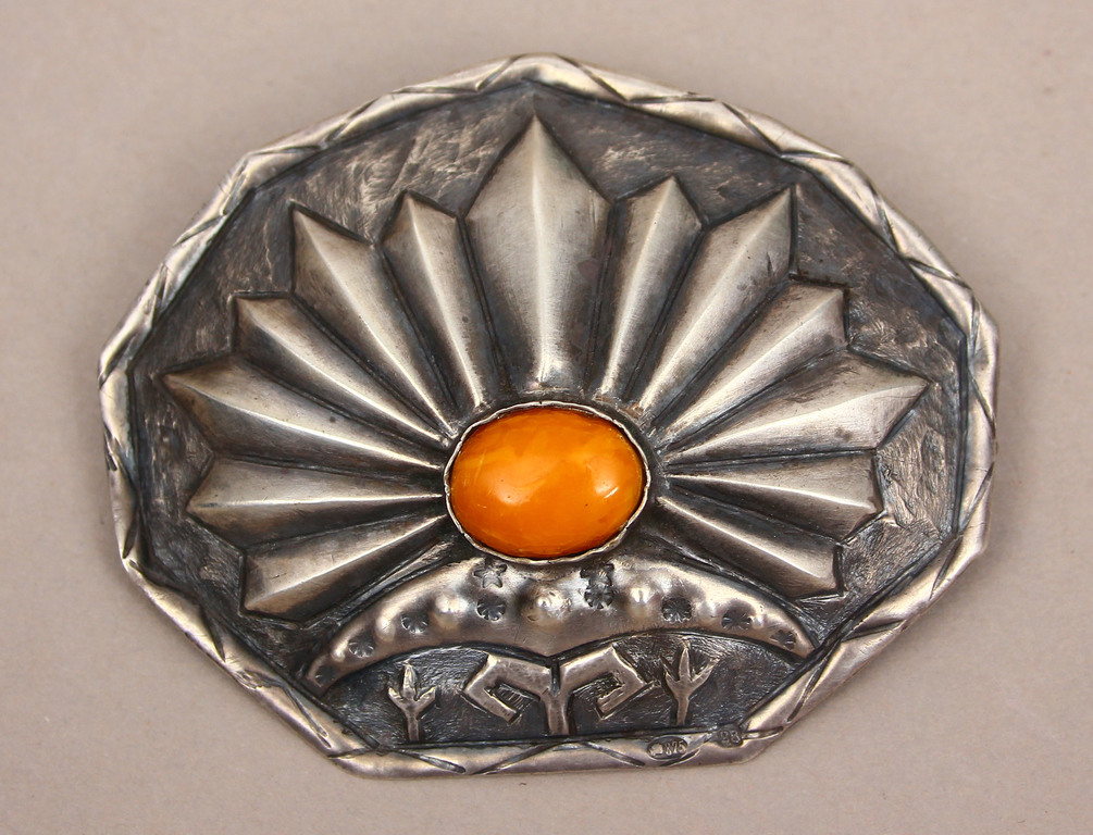 Серебряная брошь со встроенным янтарем
