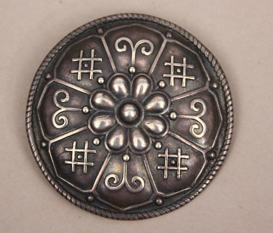Серебряная брошь с латвийскими знаками