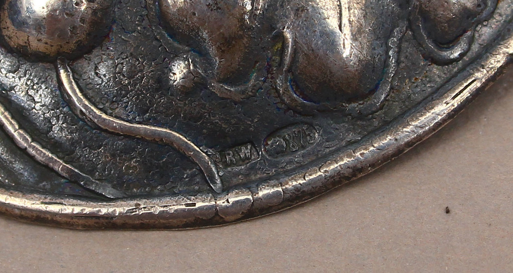 Серебряная брошь со встроенным янтарем