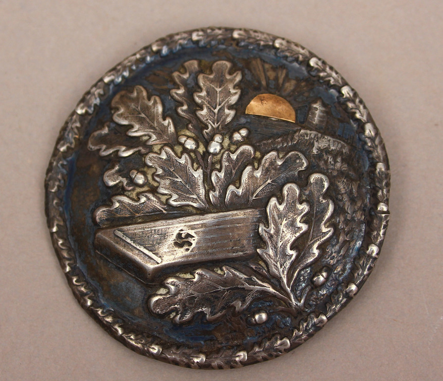 Silver brooch with gold 