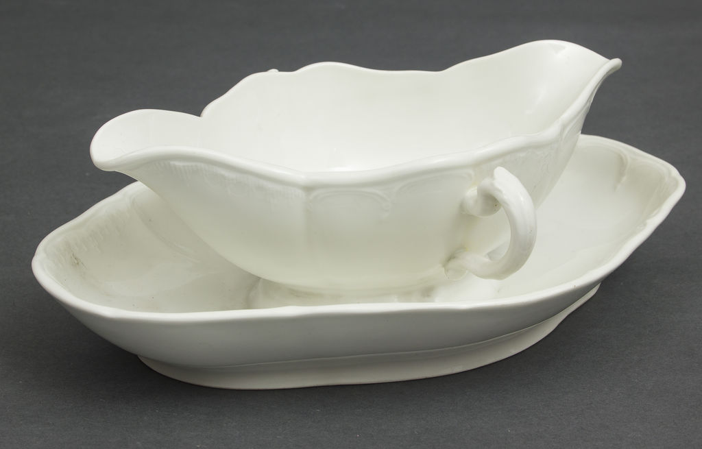 Porcelain souce-boat