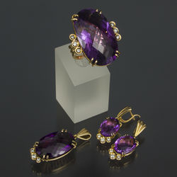 Gold jewelery set - ring, earrings, pendant   