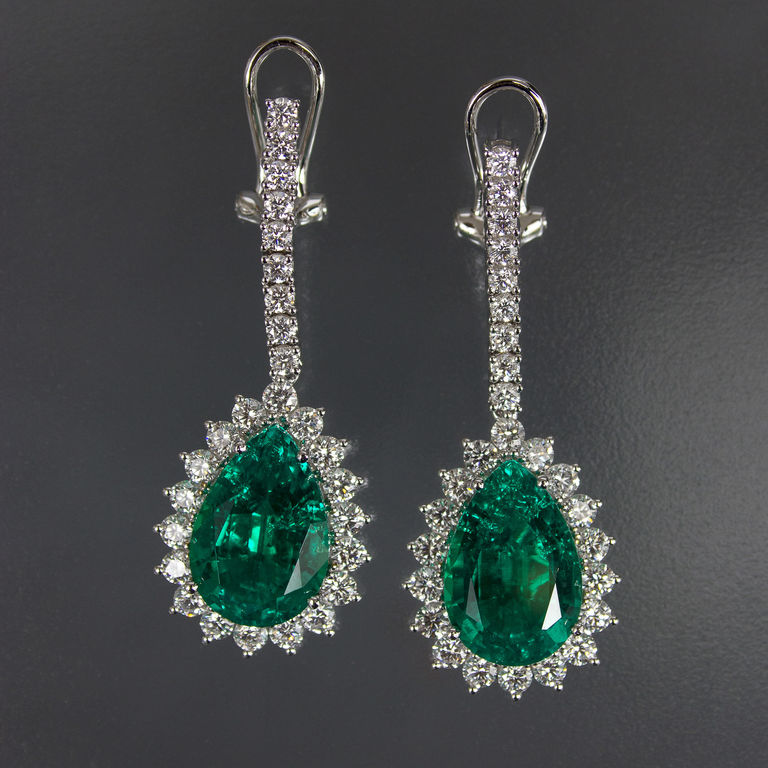 White gold set with diamonds and emeralds