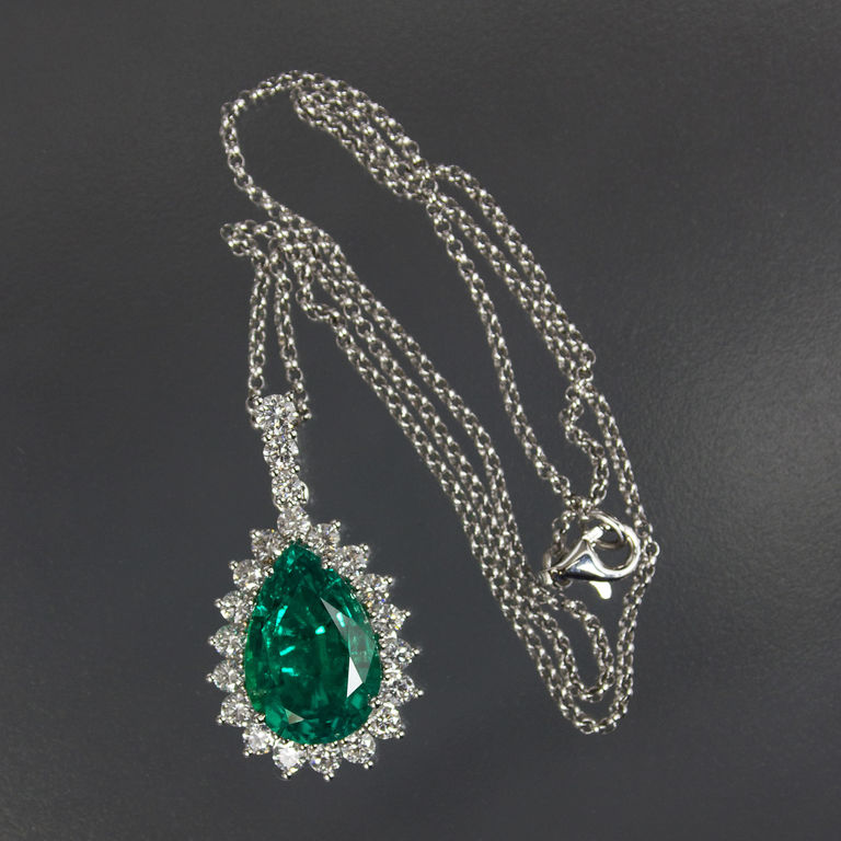 White gold set with diamonds and emeralds