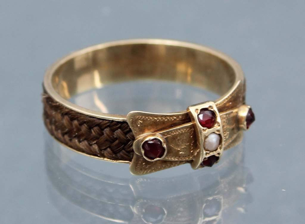 Gold ring with pearl, garnet and hair