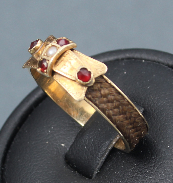 Золотое кольцо с жемчугом, гранатом и волосами