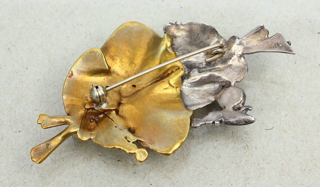 Серебряная брошь в стиле модерн с агатом и изумрудом