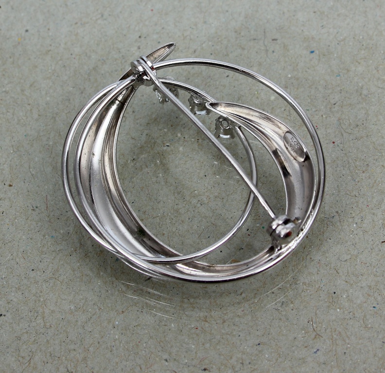 Silver brooch with fianits