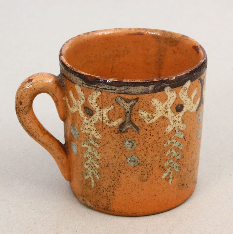 Keramikas krūze ar ornamentiem
