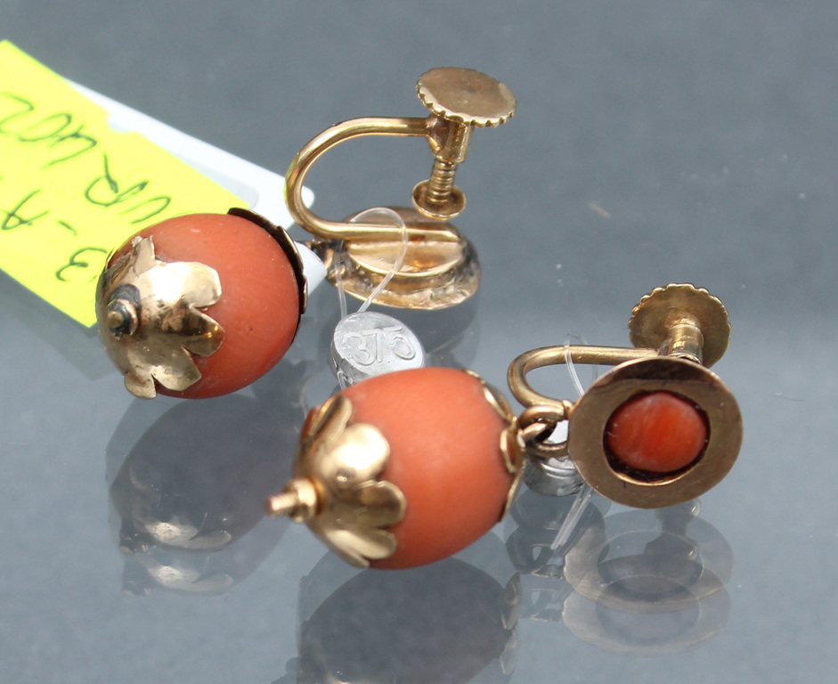 Gold earrings with coral