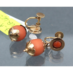Gold earrings with coral