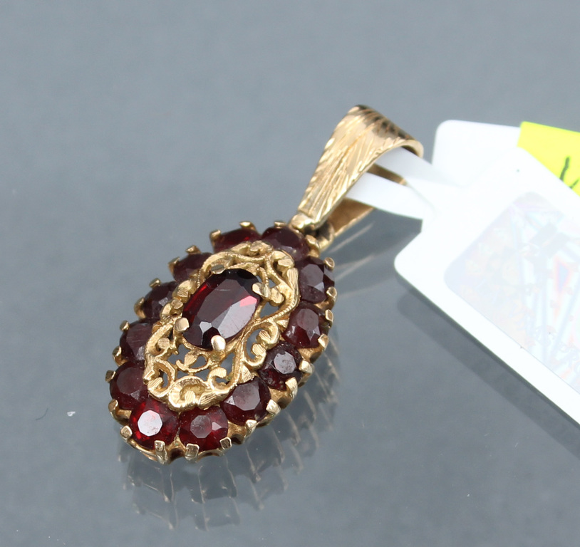 Gold pendant with garnet