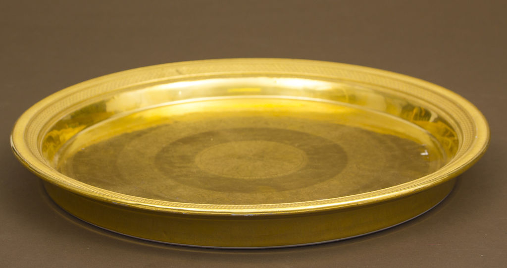 Фарфоровая сервировочная тарелка с позолотой высокого качества в стиле классицизма