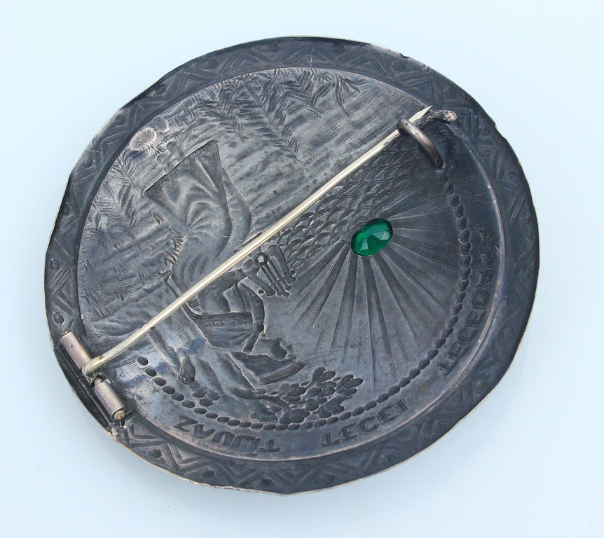 Серебряная брошь с зеленым камнем