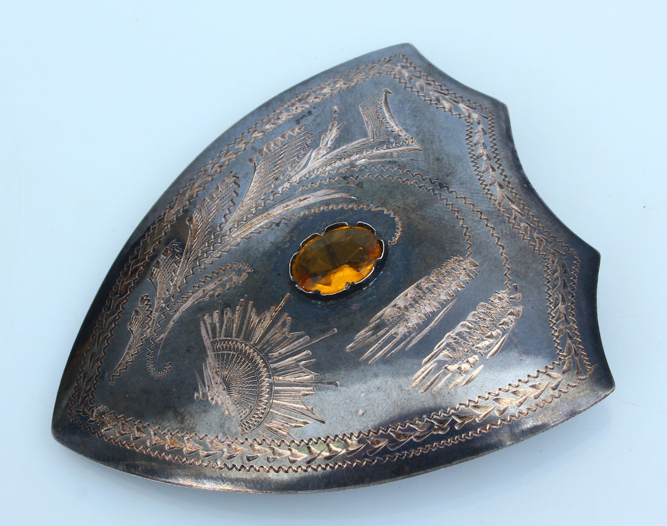 Серебряная брошь с желтым камнем в форме щита