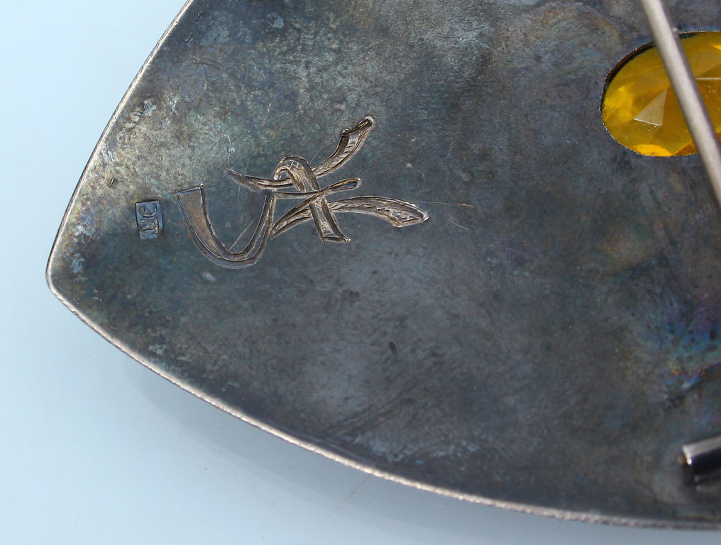 Серебряная брошь с желтым камнем в форме щита