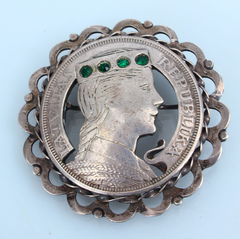 Серебряная брошь из пяти латов монет с зелеными камнями