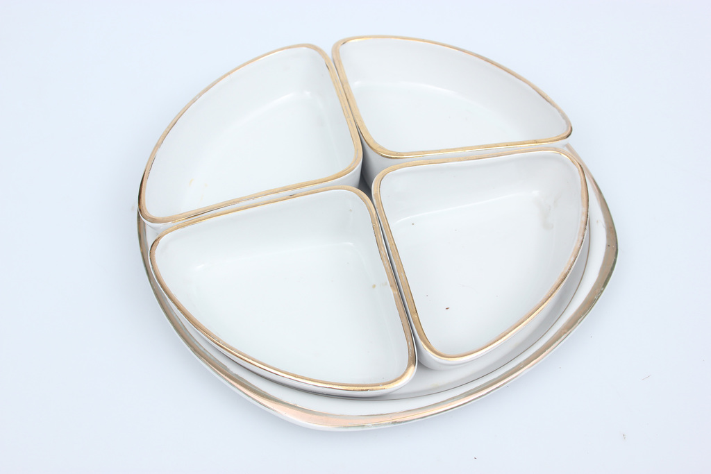 Porcelāna servējamais komplekts. (1 šķīvis, 4 trauciņi)