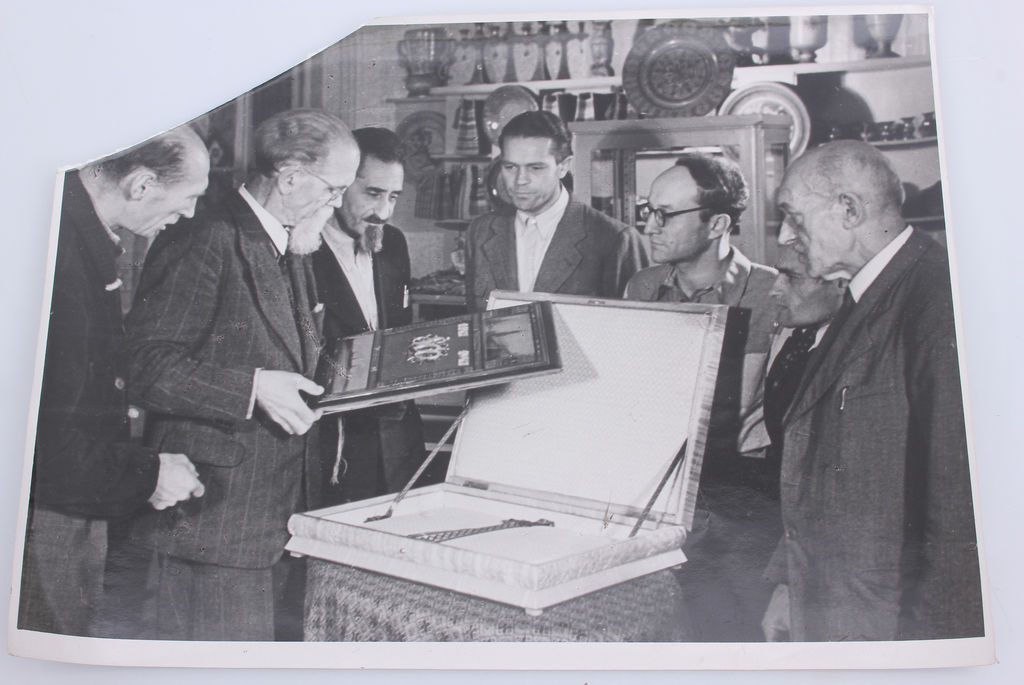 5 bildes - Aleksandra Briede(1901-1992) un Alberts Terpilovskis(1922-2002) ar kolēģiem gatavojas izstādei Maskavā