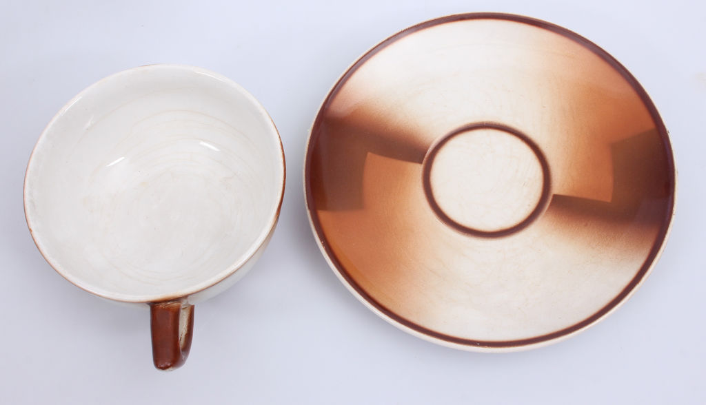Фаянсовая чашка с блюдцем и фаянсовым держательем яйц в стиле ар-деко