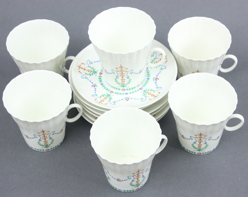 Porcelain cups and saucers (6 pieces)