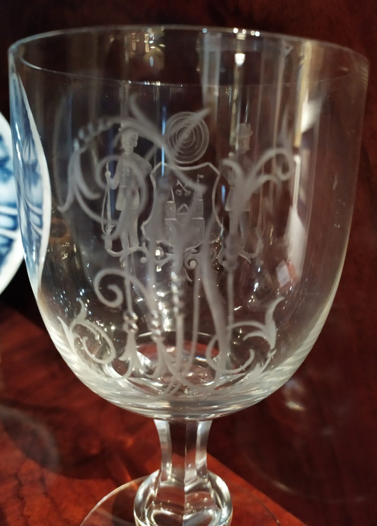 Stikla glāze ar iegravētu Rīgas ģerboni
