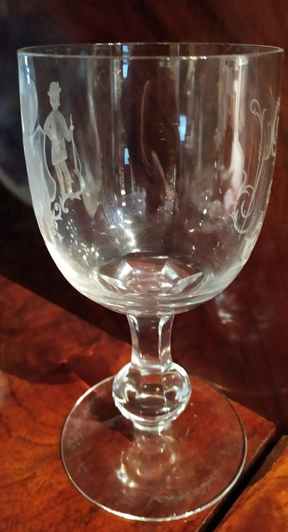 Stikla glāze ar iegravētu Rīgas ģerboni