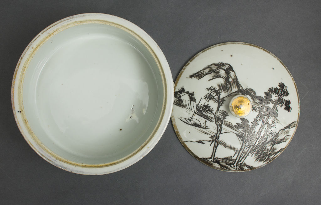 Porcelain utensil with lid