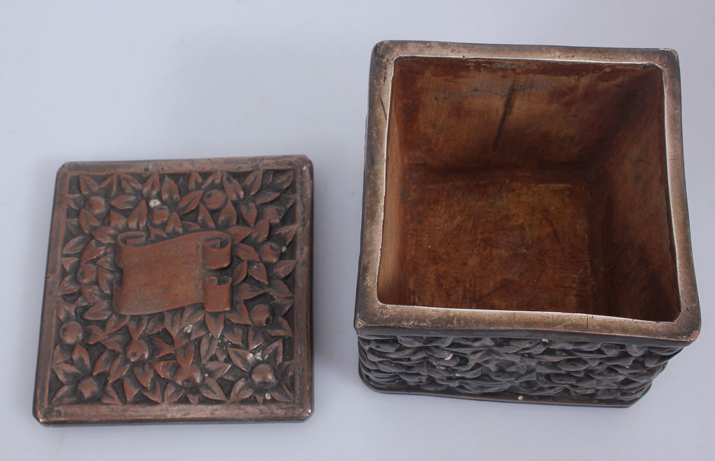 Metal box with lid