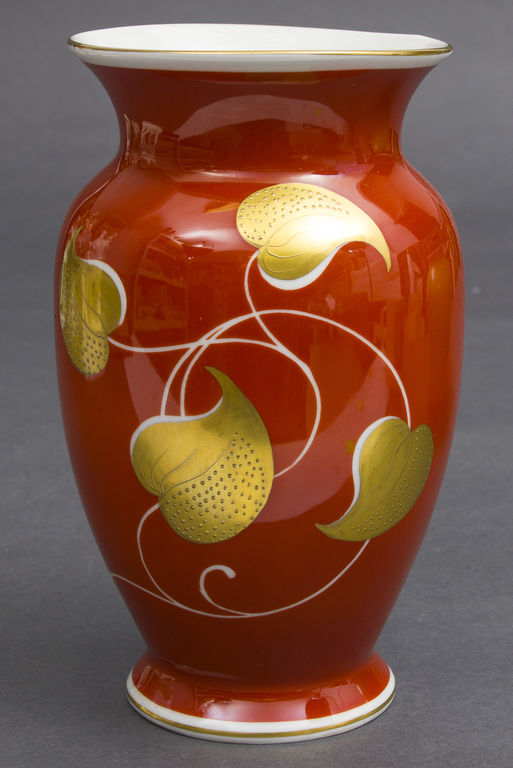 Фарфоровая ваза с красной росписью