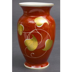 Фарфоровая ваза с красной росписью