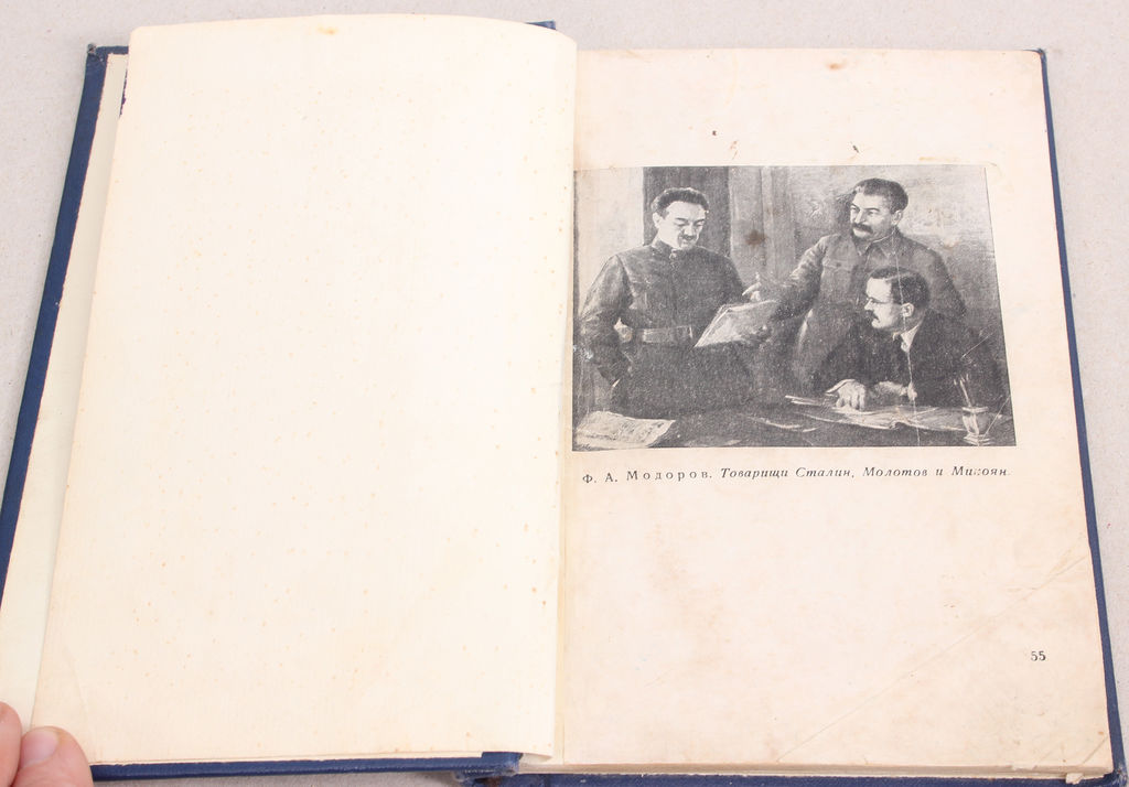 Book / reproduction album with paintings by Russian artists