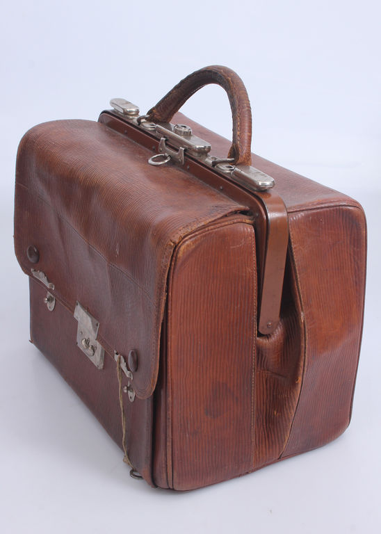 Кожаный чемодан для доктора