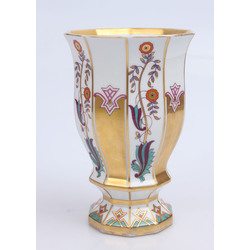 Фарфоровая ваза в стиле арт-деко