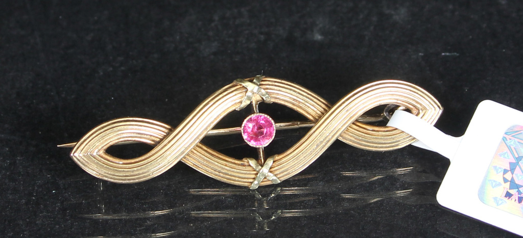 Gold brooch with ruby