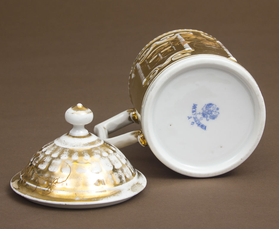 Porcelain mug with lid