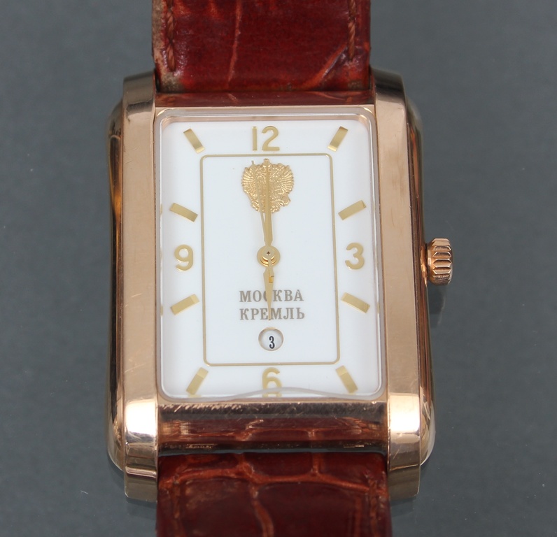 Men's watch with gold and leather strap 