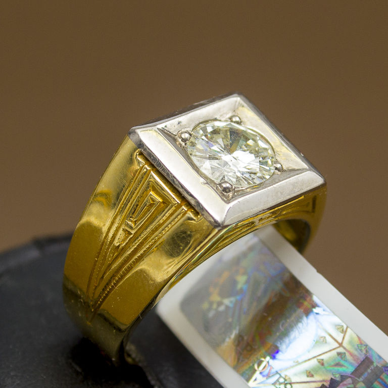 Yellow and white gold alloy ring with diamond 