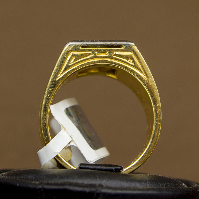 Dzeltenā un baltā zelta sakausējuma gredzens ar iestrdātu briljantu