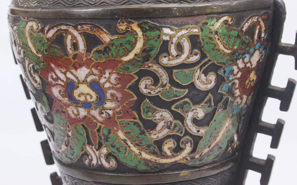 Бронзовая ваза с многоцветной эмалью
