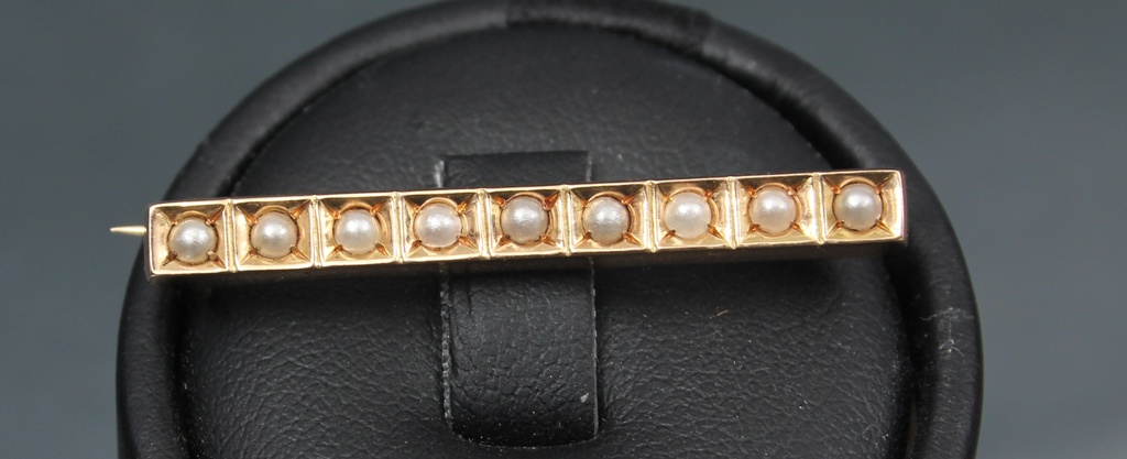 Art deco style gold brooch with pearls