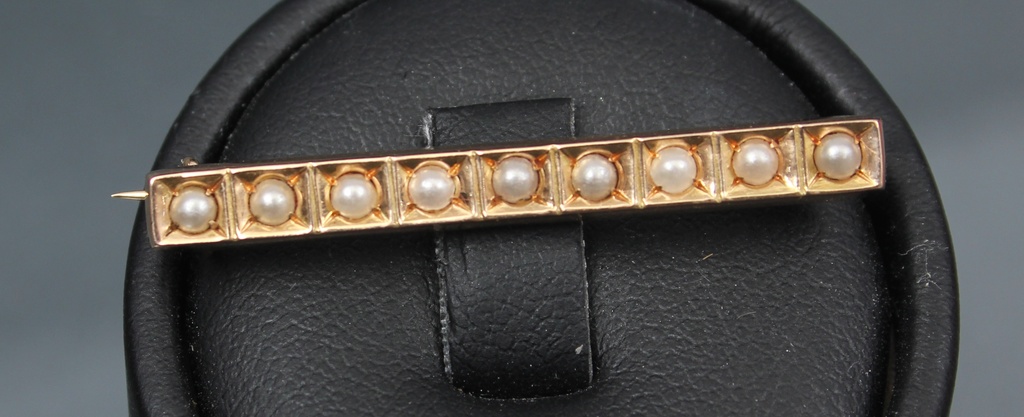 Art deco style gold brooch with pearls