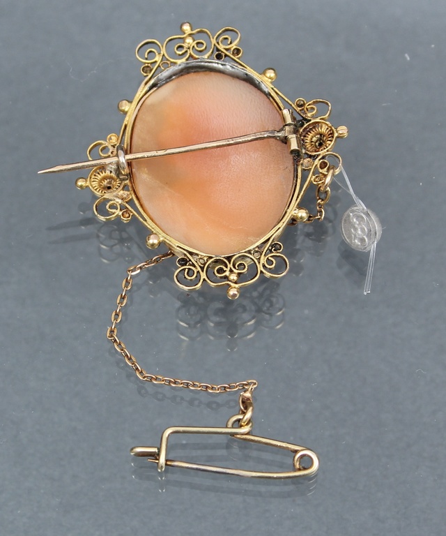 Gold brooch with a sea shell