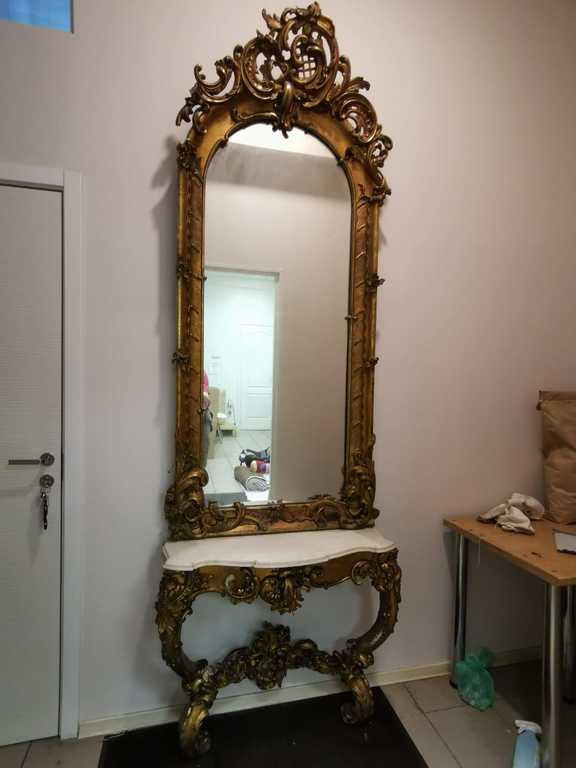 Spogulis ar marmora galdiņu