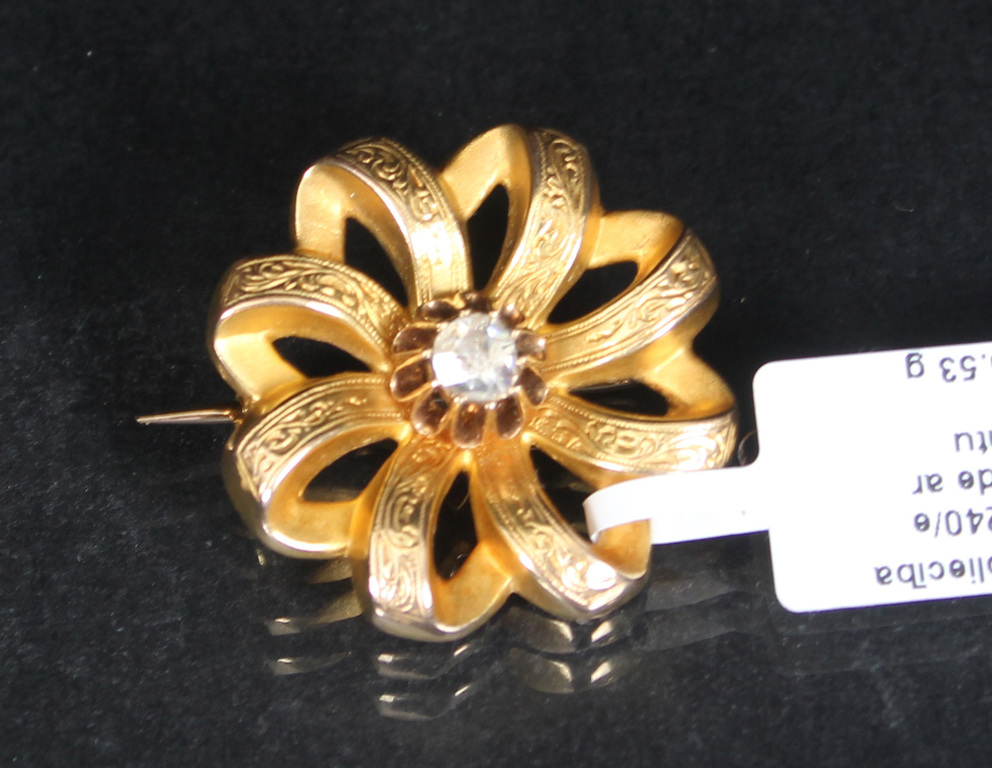 Art Nouveau gold brooch with diamond