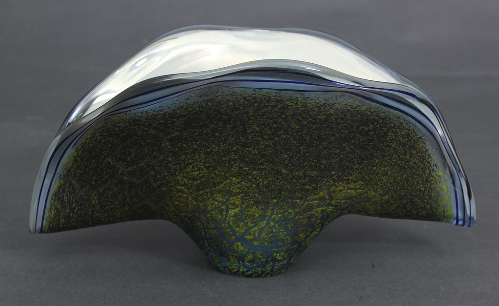 Glass container in the form of a shell