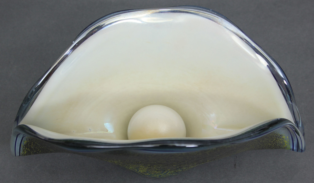 Стеклянная миска в форме ракушки