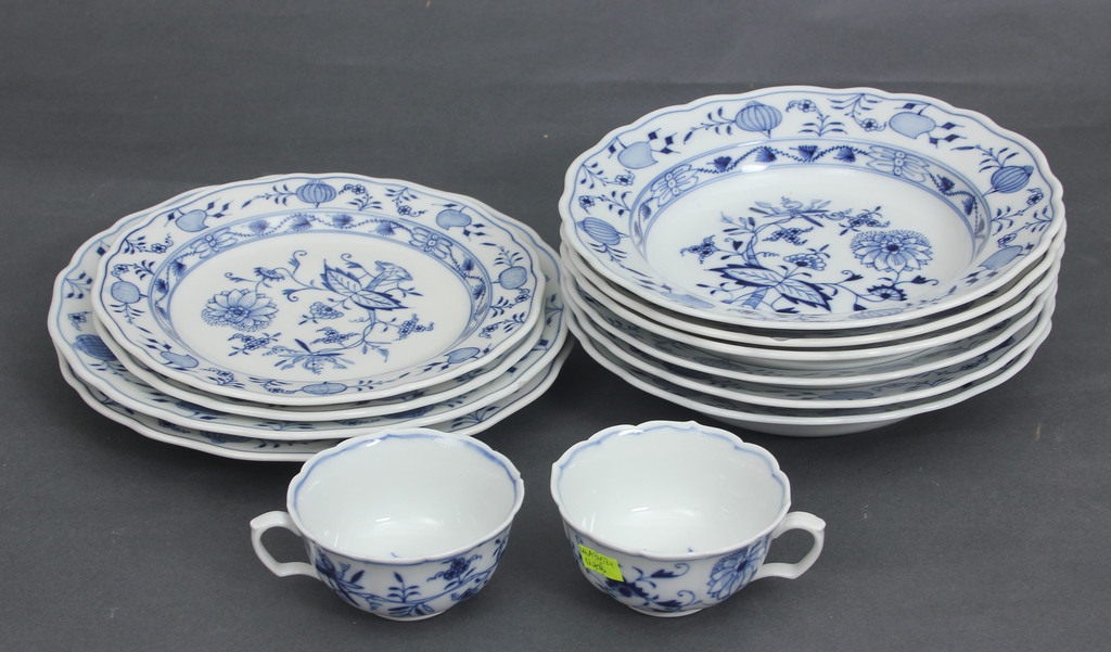 Фарфоровый набор - 2 тарелки, 6 тарелки для супов, 2 маленьких, 2 чашки (12 штук)